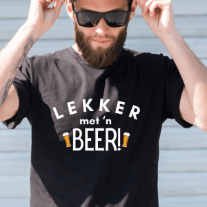 male wearing a black lekker met a beer t-shirt